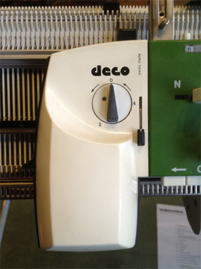 Der Selektor des Deco Lochkartengeräts an einer Duomatic 80 Strickmaschine